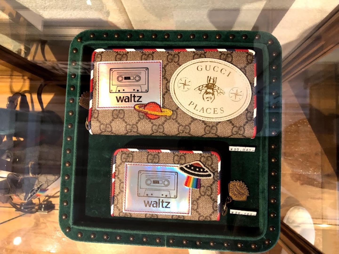 「グッチ クーリエ」コレクションのウォレット。上より¥95,040・¥56,160