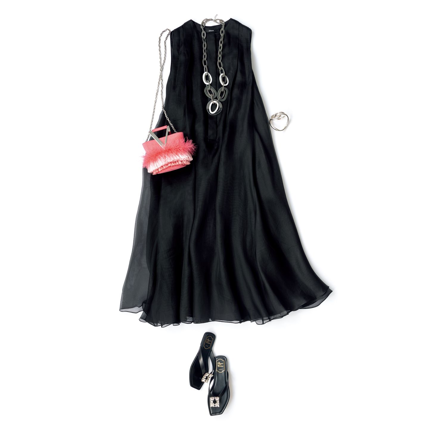 ワンピース¥140,000(ebure) ネックレス¥20,000(チェルキ〈ラクア〉) ブレスレット¥201,000(ミスイ 伊勢丹新宿〈ミスイ〉) バッグ¥186,000・靴¥123,000(ロジェ・ヴィヴィエ・ジャパン〈ロジェ ヴィヴィエ〉)