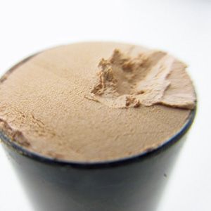 【NG】シミ隠しのために固いテクスチャーで厚塗り シミが消えてもキメが潰れてマットな肌に。さらに表情の動きについてこれず、メイクくずれが激しいのも難点。