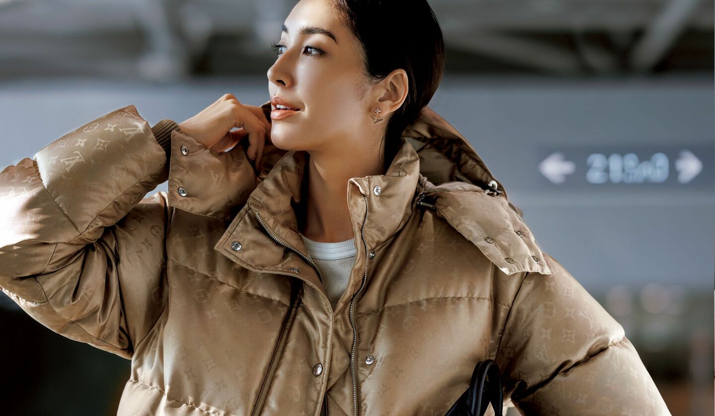 「ルイ・ヴィトン」のパッファージャケットを着用したモデル