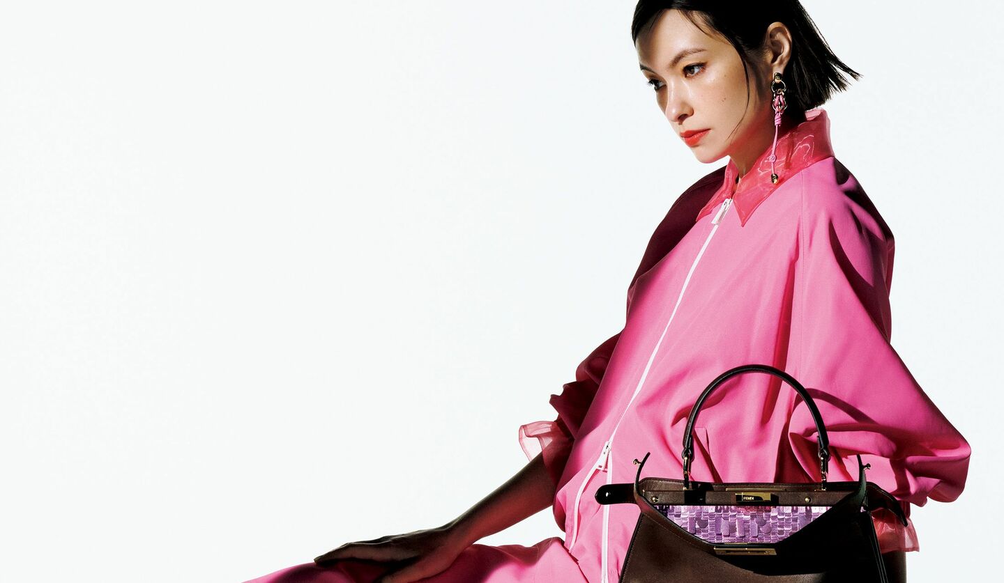 「フェンディ」のブルゾン・スカート・バッグを着用したモデルの太田莉菜さん