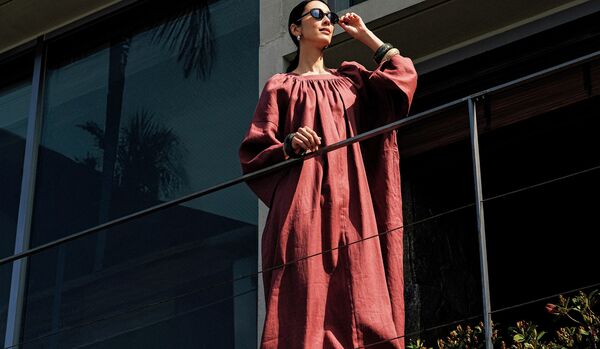 暑い季節の頼れる休日服「リネンワンピース」で、気負わない美しさを｜小物でメリハリを効かせて、装いを引き締めて
