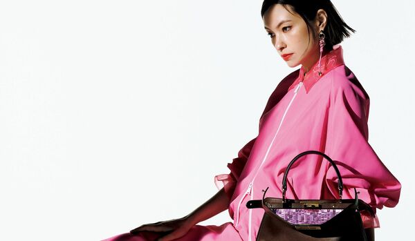 4/19 Sun｜「フェンディ」のブルゾン×スカートで、甘くなりがちなピンクをモードに着こなして【365日コーディネート】