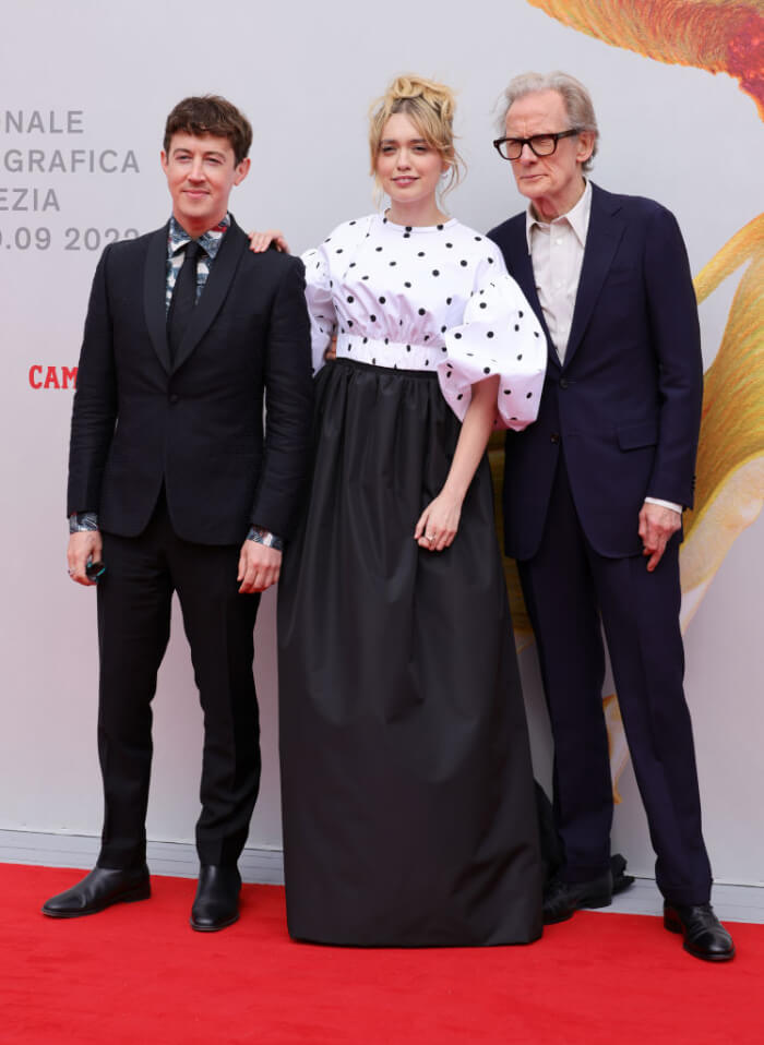 2022年9月 第79回 ヴェネツィア国際映画祭。左から、アレックス・シャープ、エイミー・ルー・ウッド、ビル・ナイ。