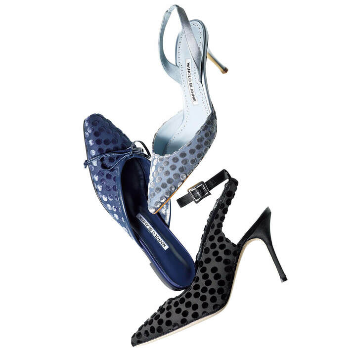 靴 上／普遍的な人気を誇るバックスリング靴が、ベルベットのドットをまとって華やかな表情に。『CAROLYNE』［ヒール7cm］￥111,000、中／愛らしいドットとリボンを施しながらも、シックなネイビーで統一することで知的な印象に。『BALLERIMU』［ヒール1cm］￥105,000、下／オーガンジー素材にベルベットのドットをあしらった、繊細な手仕事が光る一足。『TUFO』［ヒール9cm］￥126,000（ブルーベル・ジャパン〈マノロ ブラニク〉）　[Precious2019年3月号222ページ] 