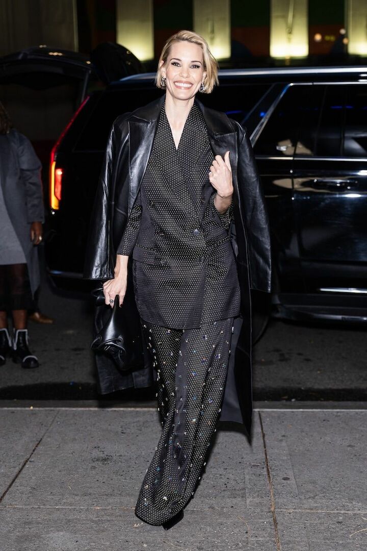 コートはばさっと肩掛けし、軽快さを両立。