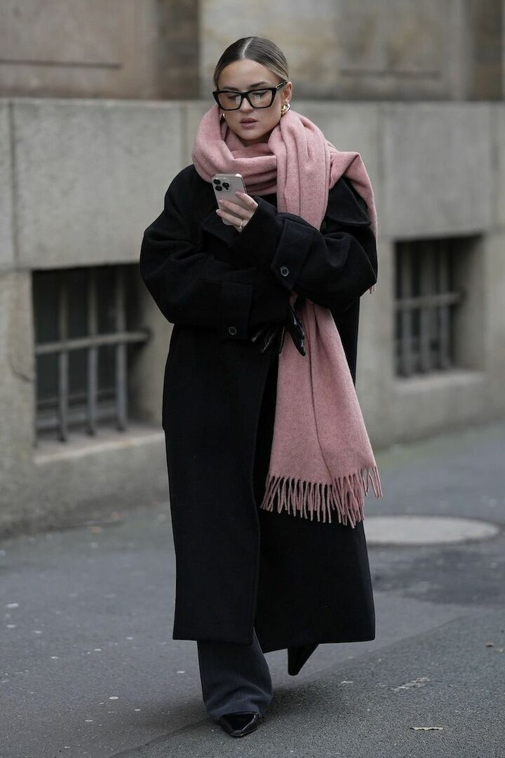 まとめ髪×黒縁メガネ×ゴールドイヤリングのコンボがスタイリッシュさに直結。