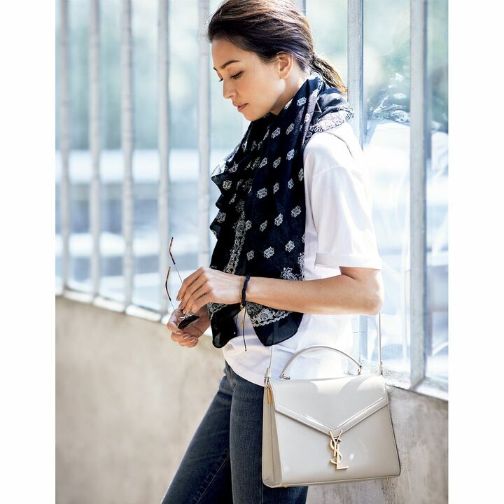 バッグ『モノグラム・サンローラン カサンドラ』［縦20×横24.5×マチ11.5cm］￥249,000・Tシャツ￥43,000・デニム￥78,000・シルクカシミヤのストール￥90,000・サングラス￥40,000・ブレスレット［ゴールドチェーン］￥30,000・［黒紐］￥45,000／参考価格（イヴ・サンローラン〈サンローラン バイ アンソニー・ヴァカレロ〉）