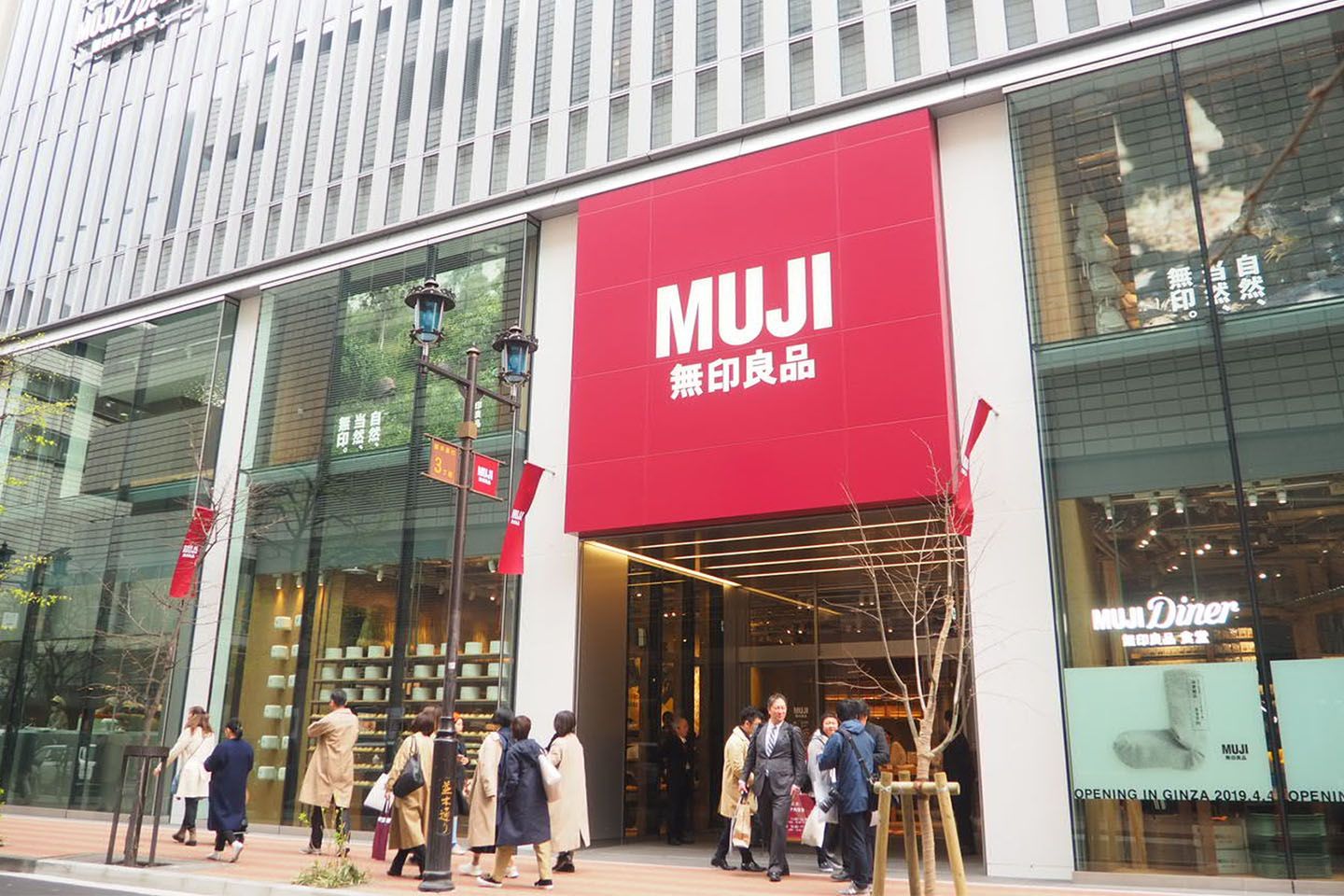 銀座の並木通りに面したエントランス