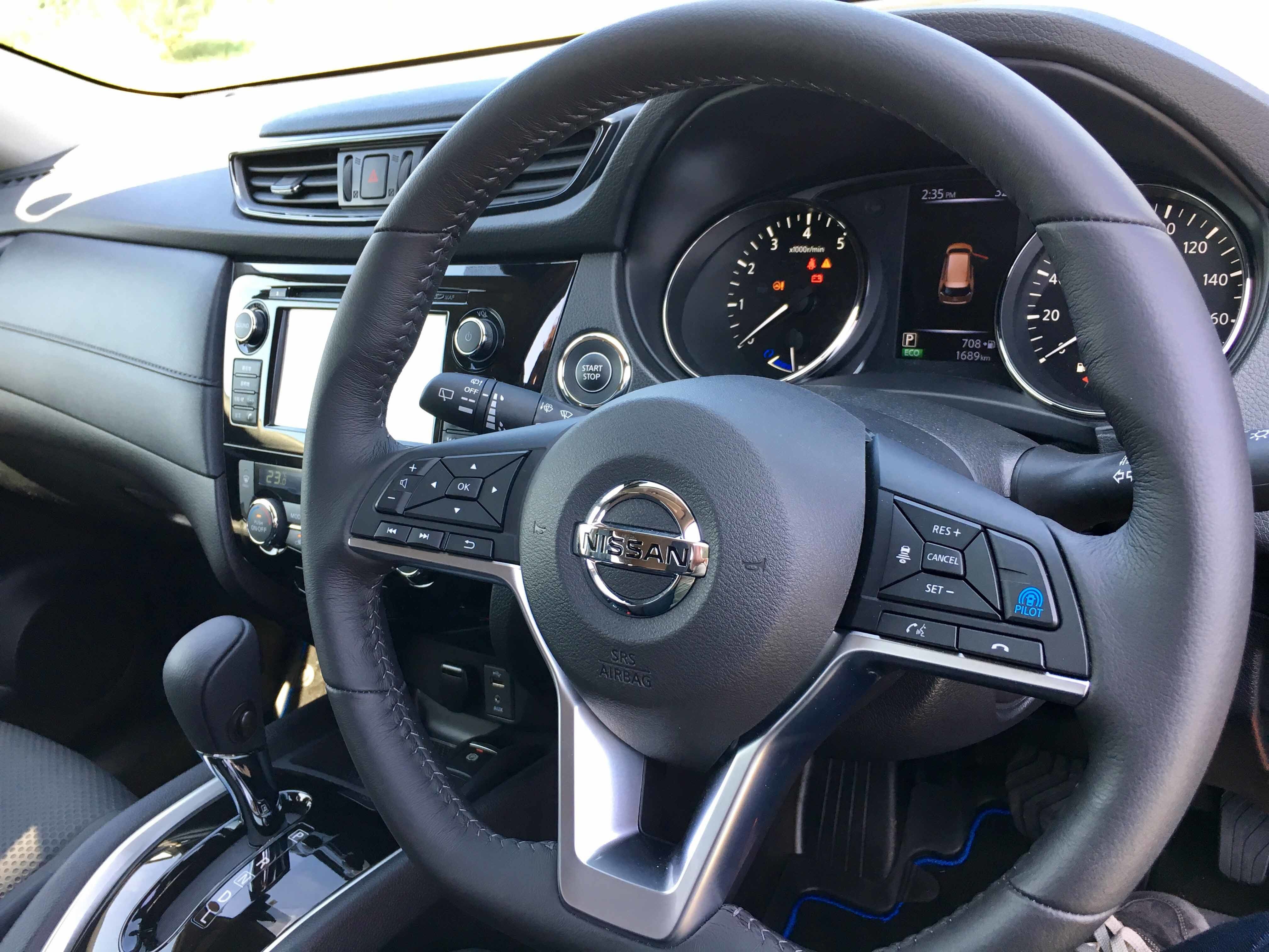 「プロパイロット」はステアリングに付く起動スイッチを押し、セットスイッチで車速を設定するだけでアクセル、ブレーキ、ステアリングを自動で制御する。