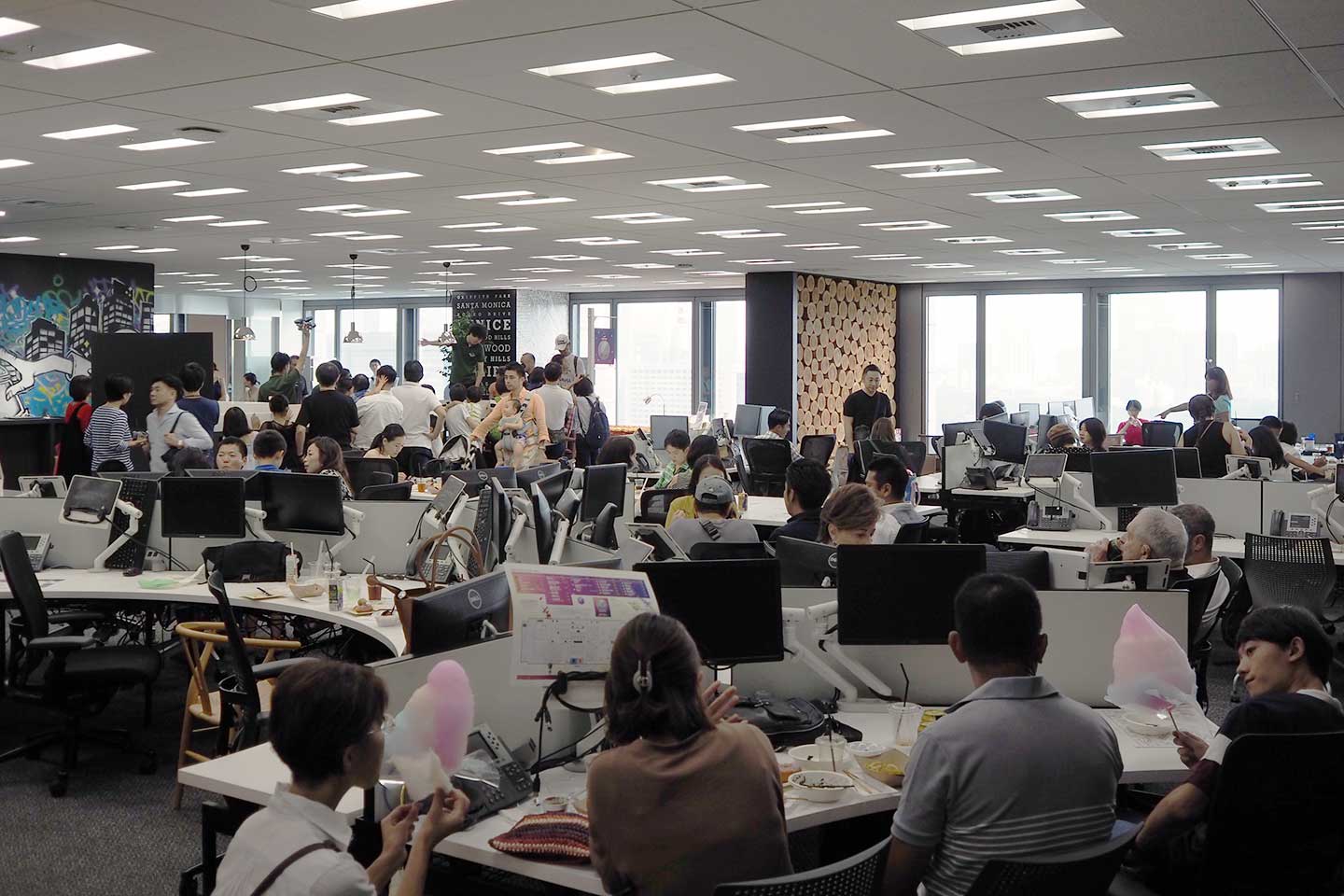 普段、社員が働くスペースも開放しているので、家族もどんな環境で働いているのかイメージしやすい。