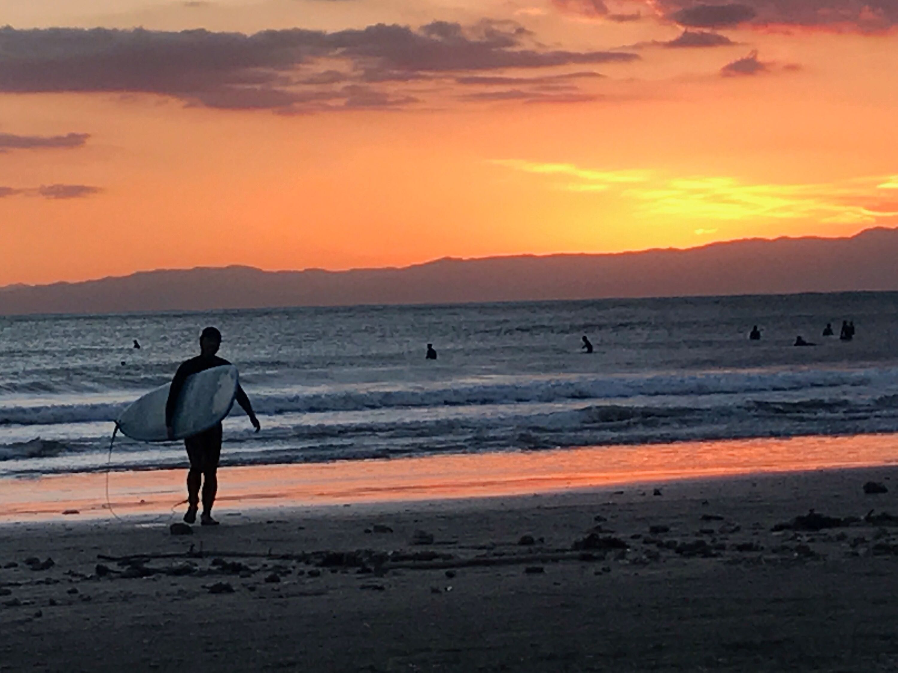 夕暮れ時、マジックアワーの材木座ビーチの風景は格別! (写真提供:松島倫明さん)