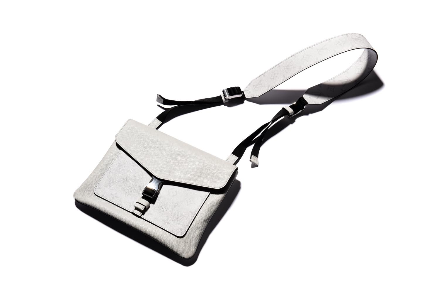 【W28×H22×D3cm】メッセンジャーバッグ¥206,000(ルイ・ヴィトン クライアントサービス)