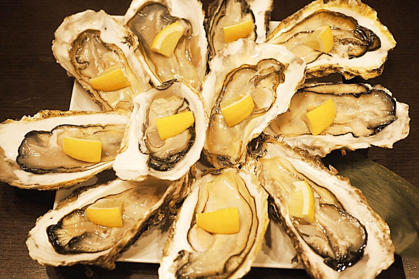 生牡蠣は宮城県石巻市の雄勝湾から直送。1pc ¥300