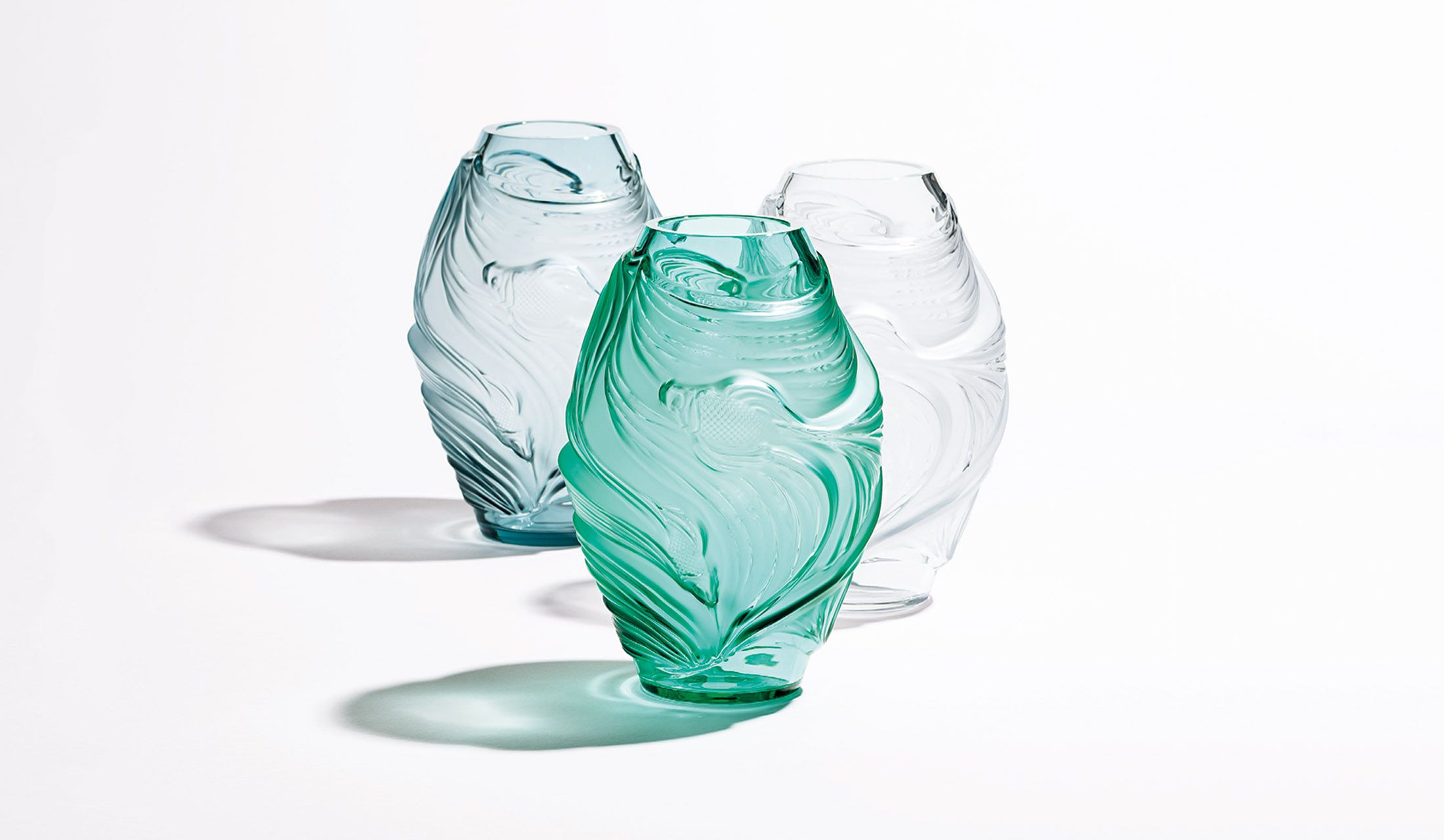 ラリックのクリスタルガラスのお花入れは、躍動的な水のデザインが