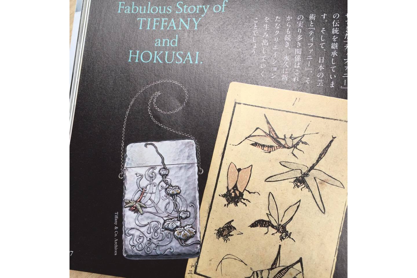 左は1884年制作の銀製カードケース。右は今もティファニー社に保管されている『北斎漫画』。カードケースのトンボの彫金が、『北斎漫画』のトンボとまったく同じだ(『和樂』2016年12・1月号記事より)