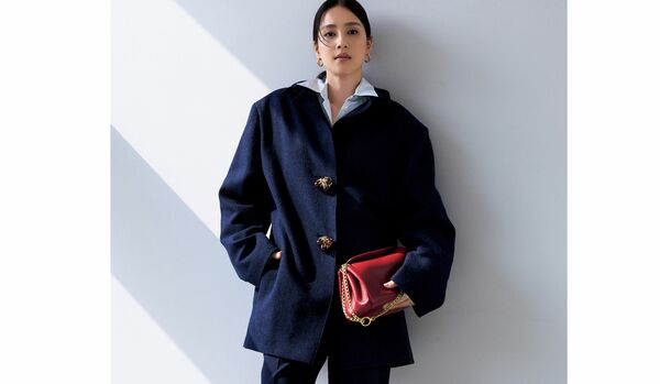 ビジューボタンが大人かわいい「プラダ」のネイビーコート|クールな女性も心ときめかずにいられない佇まいを演出