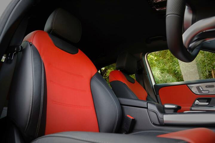 頭上に余裕があり、座面の位置が高くなったことで周囲の状況もつかみやすい。テスト車両のシートはオプションのレザーエクスクルーシブパッケージ仕様。