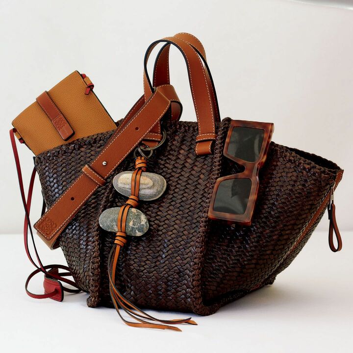 2019年8月号で購入したいもの第1位に選ばれた『ハンモック』、現在は完売。［縦29×横25×マチ32cm］￥343,000（ロエベ） 撮影／戸田嘉昭