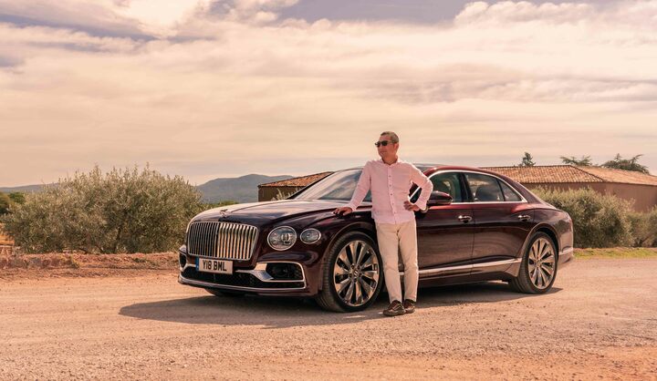 モナコでテストドライブをした大谷達也氏。新型フライングスパーは5.3mを超える巨体。肉感的なスタイリングだ。