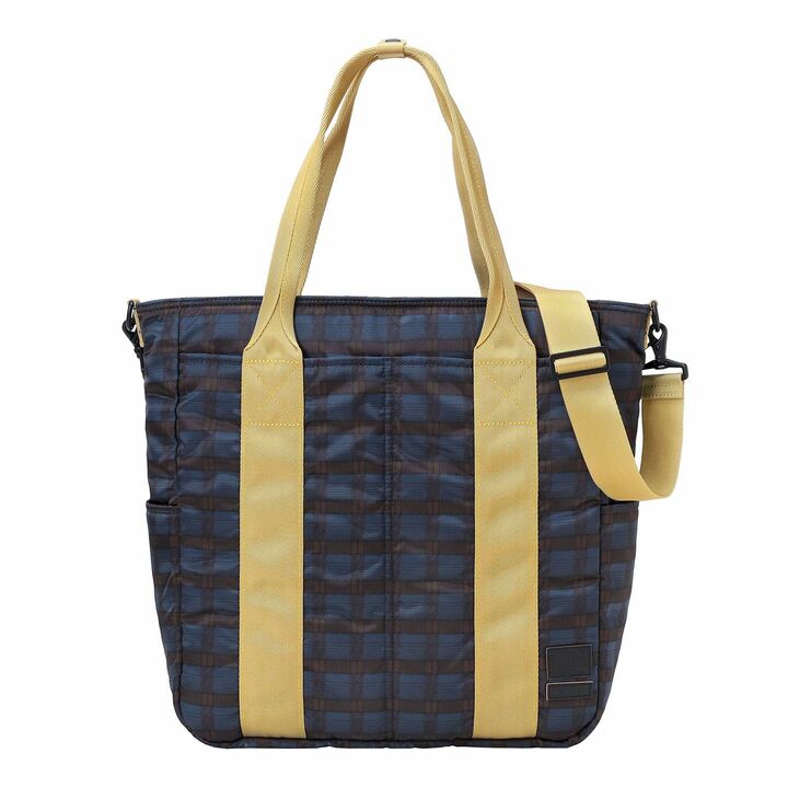 ペットボトルも簡単に収納でき、小さなお子さんとのお出かけにも便利なデザイン。「SHOULDER TOTE」¥68,000【縦38×横35×マチ12cm】