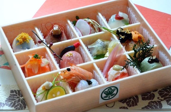 旬の食材を丁寧に仕上げた、同店のてまり寿司の最高峰。最高のおもてなしにぴったりの「開運てまり寿司」¥3,500
