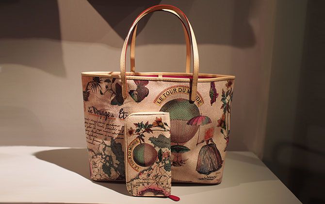 エトロ(ETRO)の神話からイメージしたイラスト入りバッグと財布。バッグ¥78,000、長財布¥60,000(ともに税別)