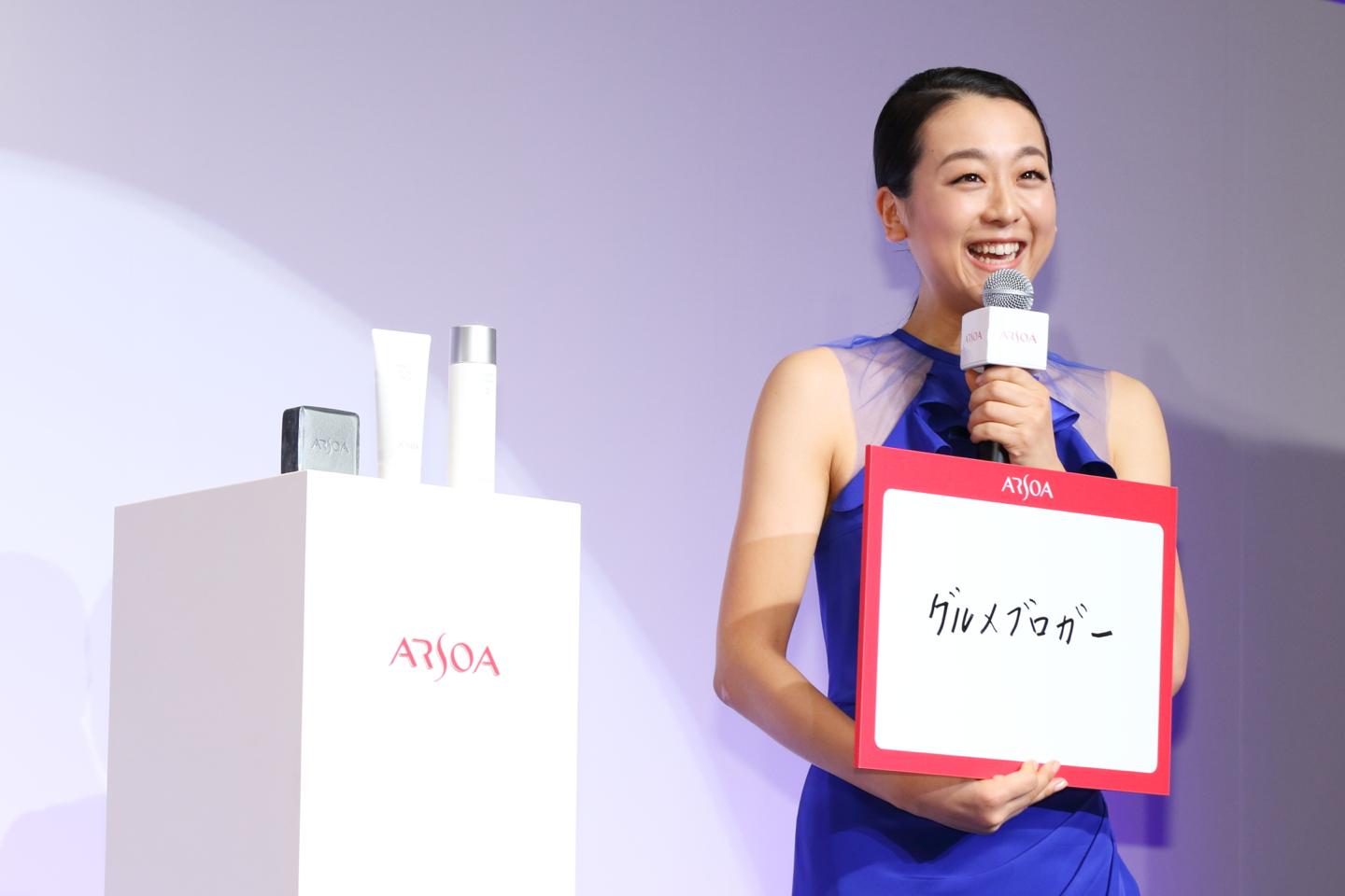 「生まれ変わったら何になりたいか?」の質問に「グルメブロガー」と回答する場面も。その理由として「食べることが大好きで、おいしいご飯を毎日いろいろなところで食べられるかなーと思って」と答え、会場は笑いに包まれた。