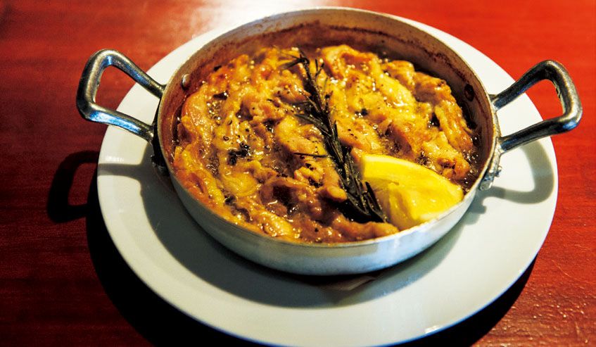 イタリア料理ではあまり使われない、せせりをバターとレモン、ローズマリー、塩でシンプルに料理した一品。力強く、かつ爽やかな味わいが絶品。2300円