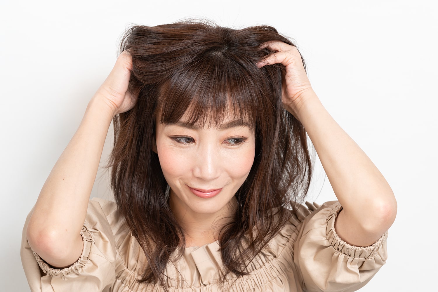 ワックスはパールひと粒大を手のひらになじませて、髪の内側から中間に揉み込む。根元や毛先につけすぎるとベタッとした印象に。