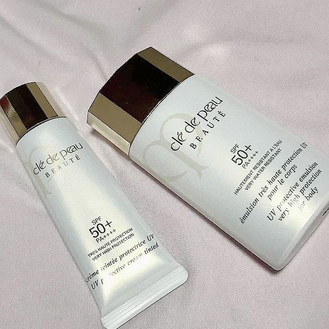 (左から)クレ・ド・ポー ボーテ クレームタンテUV SPF50+・PA++++ 30ml ¥8,000、同 エマルショントレオートUVコール SPF50+・PA++++ 75ml ¥7,500