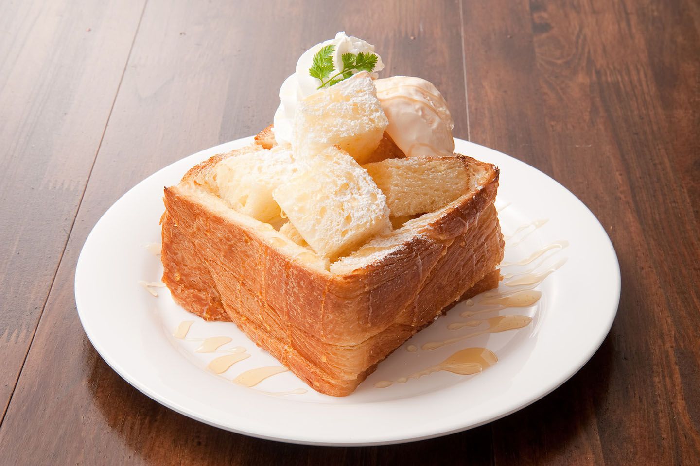 ミヤビのデニッシュ食パンでハニートーストなんて、なんとも贅沢な逸品です。