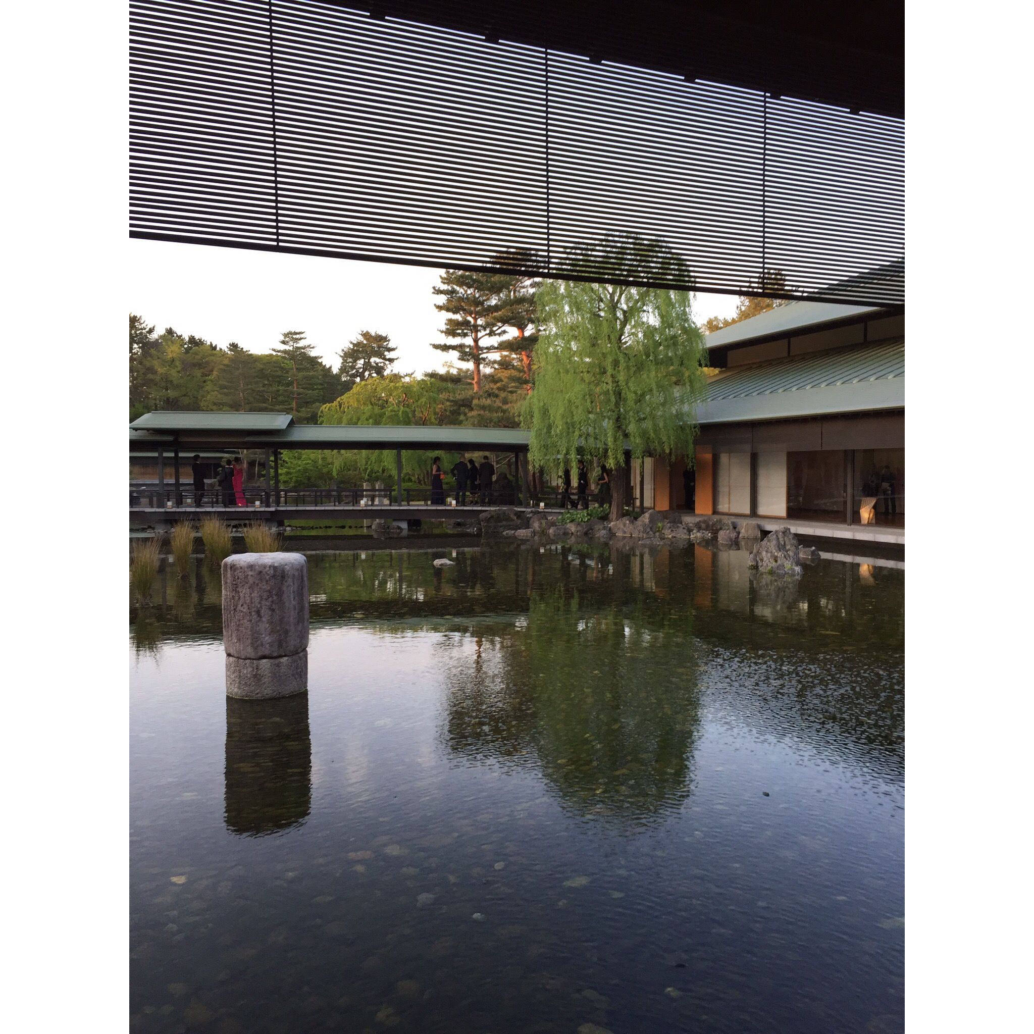 廊下から眺めた京都迎賓館の庭園の池。2017年8月に京都迎賓館を訪れた英国のメイ首相と安倍首相は、正面にみえる橋の上で記者たちの撮影に応じた。