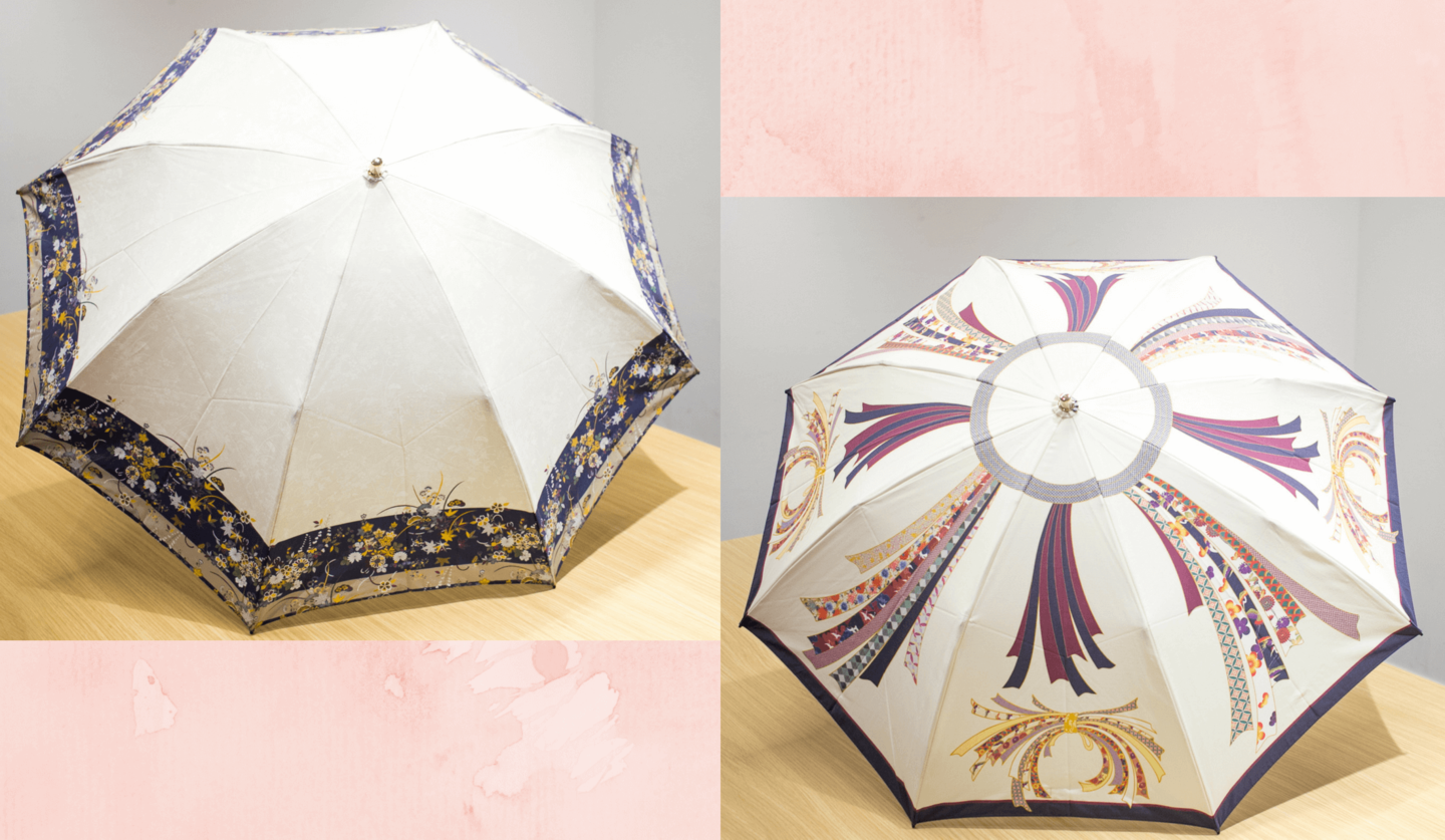 和風のデザインの折り畳み傘が2つ広げられている