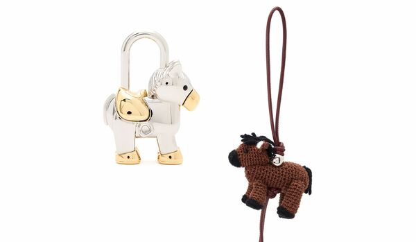 【ロエベ】幸運を呼び込む馬モチーフ｜愛らしいフォルムと表情に癒される！ 毎日を共に過ごしたい新作チャーム