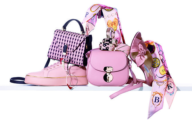 左から／靴［ソールの高さ：3.5㎝］￥60,000（マックスマーラ ジャパン〈マックスマーラ〉）、眼鏡￥37,000（ミラリ ジャパン〈ミュウミュウ〉）、バッグ［縦13×横17.5×マチ9㎝］￥348,000（ヴァレクストラ・ジャパン）、バッグ［縦17×横15×マチ5㎝］￥110,000（ジョルジオ アルマーニ ジャパン）、バングル［左上］￥49,000・［左中］￥53,000・［左下］￥62,000・［右］￥49,000 （トッズ・ジャパン）、靴［ヒールの高さ：10㎝］￥96,000（JIMMY CHOO）、スカーフ［縦100×横6㎝］各￥23,000（クリスチャン ディオール〈ディオール〉）