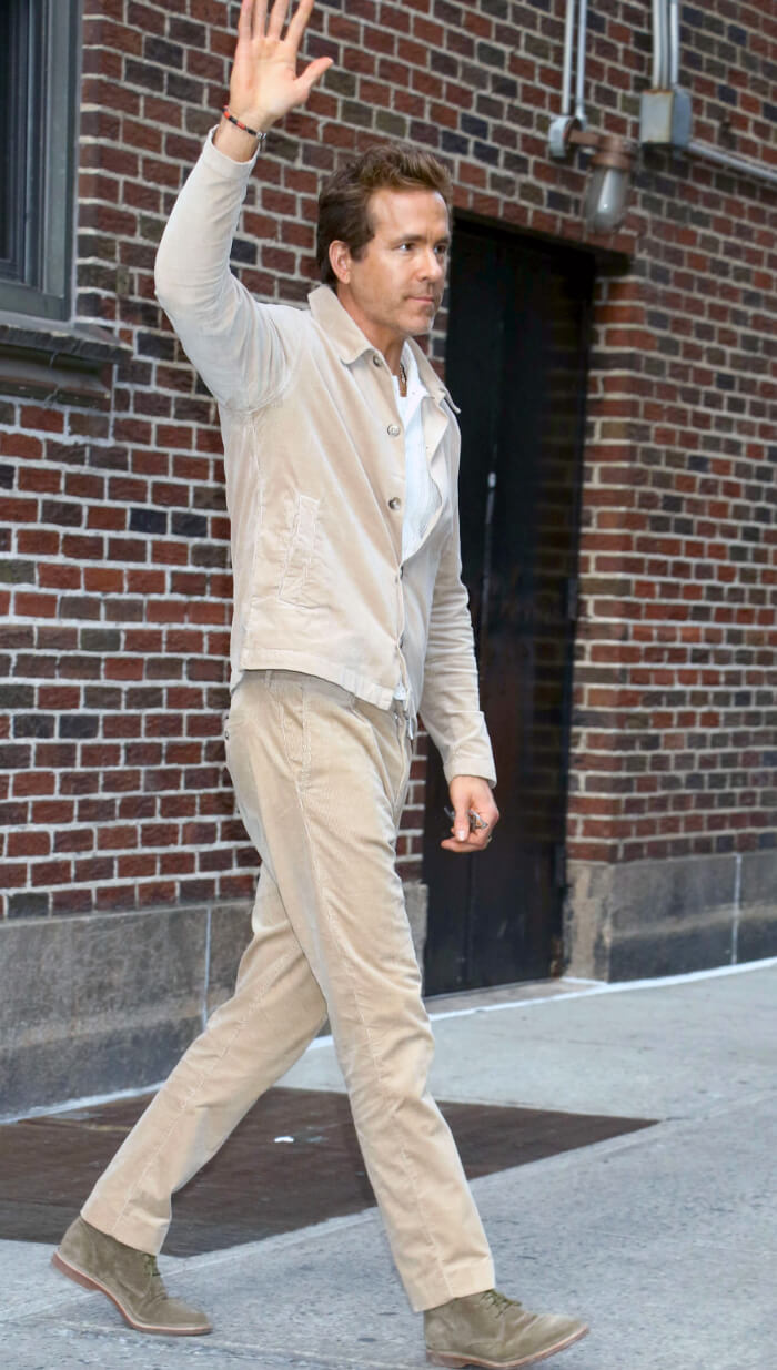 2025年5月12日、アメリカ・CBSで放送中のトーク番組『ザ・レイト・ショー・ウィズ・スティーヴン・コルベア』の収録現場を後にする光景。