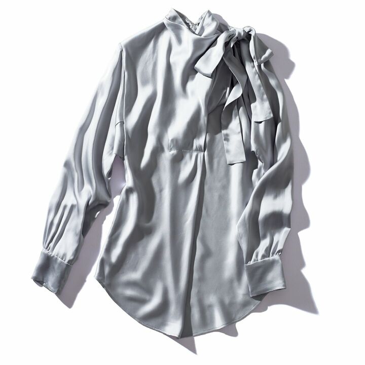 艶とドレープ感を備えたレーヨン素材。肩と胸元のループに通したボウは取り外し可能。ブラウス￥149,000（コロネット〈ニナ リッチ〉）　[Precious2019年4月号111ページ] 