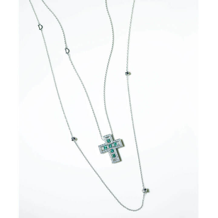 上／『ベル エポック』ネックレス[ホワイトゴールド×ダイヤモンド×エメラルド] ￥1,075,000・下／『ゴミトロ』ネックレス[ホワイトゴールド×ダイヤモンド]￥540,000（ダミアーニ 銀座タワー）