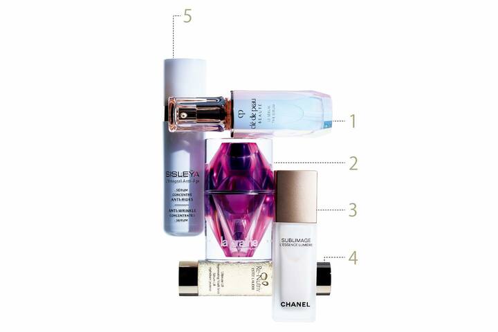 ■1:クレ・ド・ポー ボーテ ル・セラム 50ml ¥25,000(医薬部外品)、■2:ラ・プレリー PTレア ナイトエレクシア 20ml ¥137,600、■3:シャネル サブリマージュ レサンス ルミエール 40ml ¥50,000、■4:エスティ ローダー リニュートリィブ UL セラム 30ml ¥36,000、■5:シスレー シスレイヤ インテグラル コンセントレート デイリー ライン セラム 30ml ¥50,000