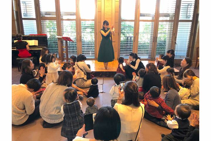 座っていられなくても大丈夫!歌って踊って楽しい時間を過ごすことができます。