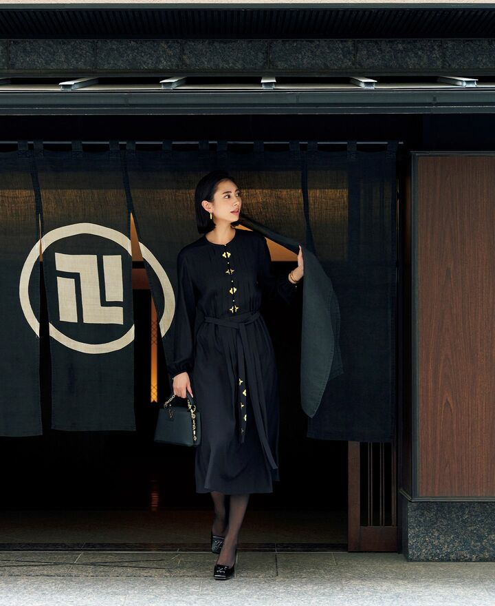 ルイ・ヴィトンのワンピースを着用したモデルの土屋巴瑞季さん