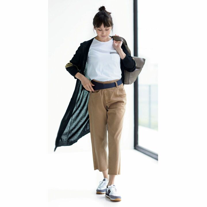 「Aライン白Ｔシャツ」は、トレンドのボリュームトップスの流れをくんで、ゆったり着られるのが魅力。ワイドクロップドパンツにウエストインすれば、今どきのカジュアルシルエットが生まれ、大人の余裕ある着こなしに。「Aライン白Tシャツ」￥79,000・カーディガン￥194,000・パンツ［ベルト付き］￥136,000・バッグ￥352,000・靴￥150,000（ブルネロ クチネリ ジャパン）