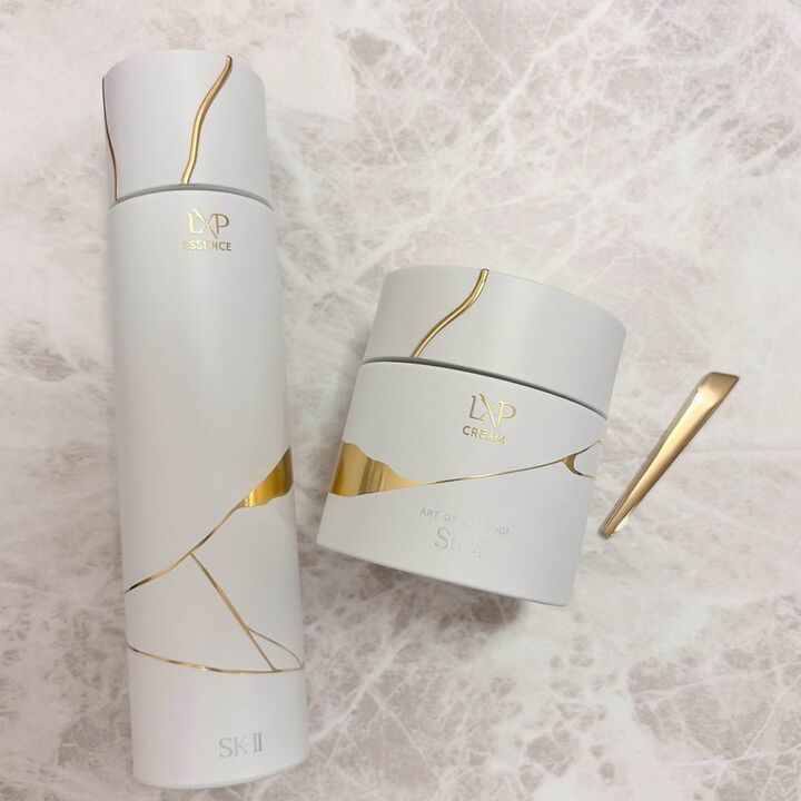 左／SK-II 金継ぎ エッセンス 150ml ￥55,000（編集部調べ）　右／SK-II 金継ぎ クリーム 50g ￥68,200（編集部調べ）