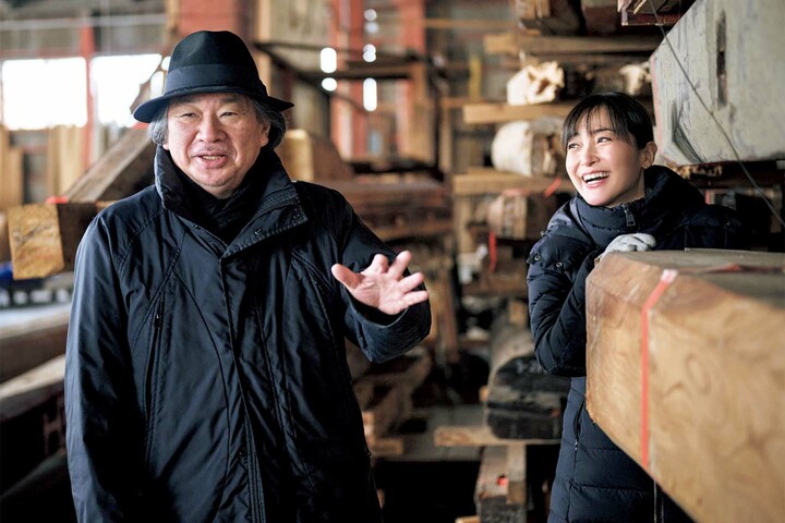 珠洲市見附島を訪れたキャスター・大江麻理子さんと建築家・坂 茂さん