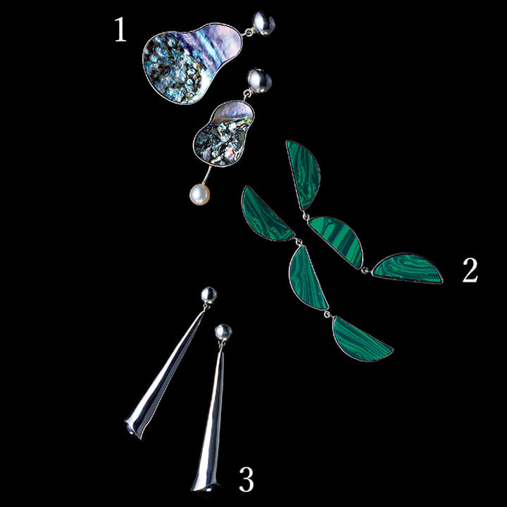 上／［シルバー×淡水パール×アバロンシェル]￥36,000・中／鮮やかなグリーンがエキゾチック。［シルバー×マラカイト]￥34,000（エストネーション〈ガラ イズ ラブ〉）下／長さ5.5cmほどのモチーフの先には、オニキスの艶やかな黒がのぞく。動くたびに耳元で揺れ、インパクトを放って。『ストーンラップ』［シルバー×オニキス]￥84,000（ストラスブルゴ〈ソフィー ブハイ〉）　[Precious2019年2月号55ページ] 