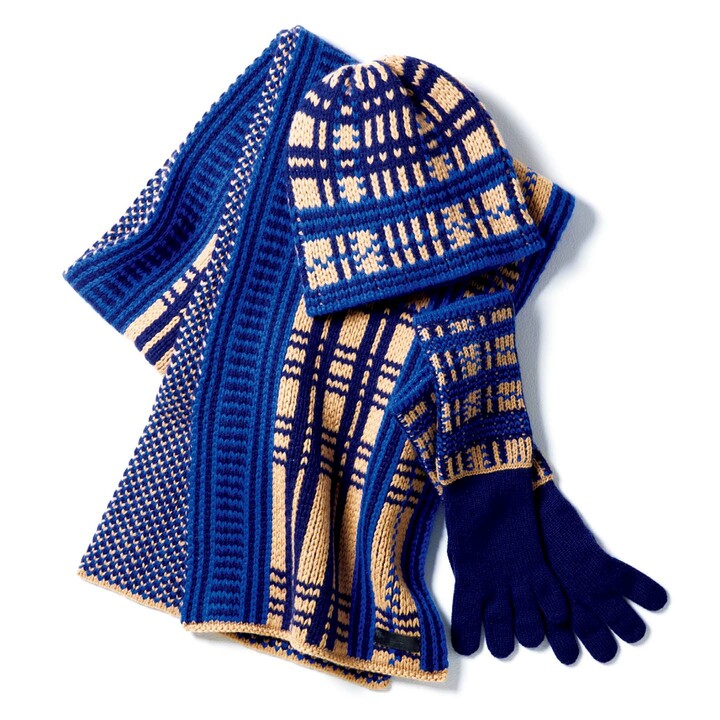 素材はすべてカシミヤ100％。ニットマフラー［長さ195×幅30cm］￥130,000・帽子￥46,000・グローブ￥42,000（エルメスジャポン）