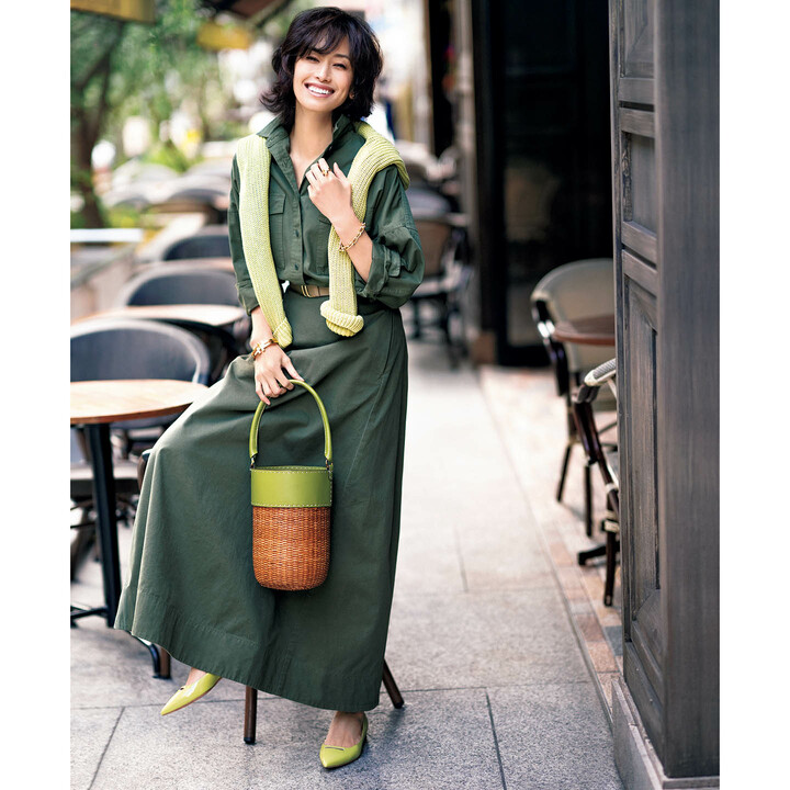 シャツ￥24,000・スカート￥24,000（エストネーション）、ニット￥16,000（ロンハーマン）、ピアス￥79,000・バングル［右手］手首側から￥1,520,000・￥725,000・［左手］ブレスレット￥860,000・リング￥260,000（ティファニー･アンド･カンパニー・ジャパン・インク）、ベルト￥34,000（コロネット〈エアロン〉）、バッグ￥34,000（RHC ロンハーマン〈KAYU〉）、靴￥48,000（アマン〈ペリーコ〉）