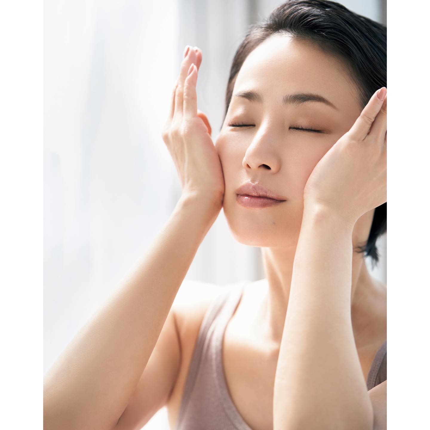 顔全体に化粧水や水溶性の美容液をなじませたあと、手のひらの下1/3で、「押して離す」をリズミカルに行う。顔全体で20秒くらいを目安に行ってみて。手のひらの面で押し込むことで一度にしっかり入る。