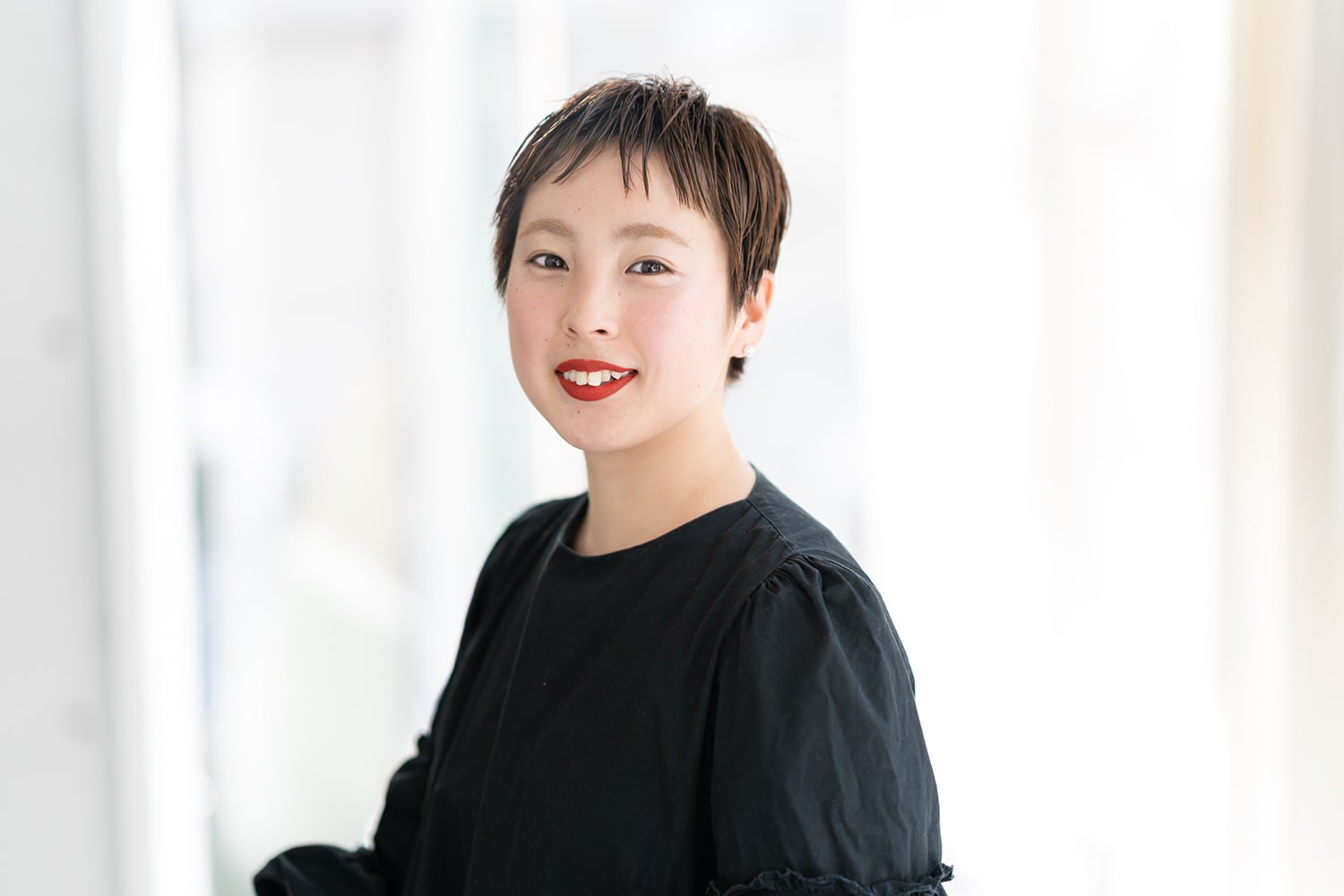 Rougy ヘアデザイナー・江良 栞さん。毎日、湯船に浸かるようにしているとか。「休日は1時間、平日でも30分は湯船に浸かって体をほぐしています。おかげで肩こりが楽になりました」